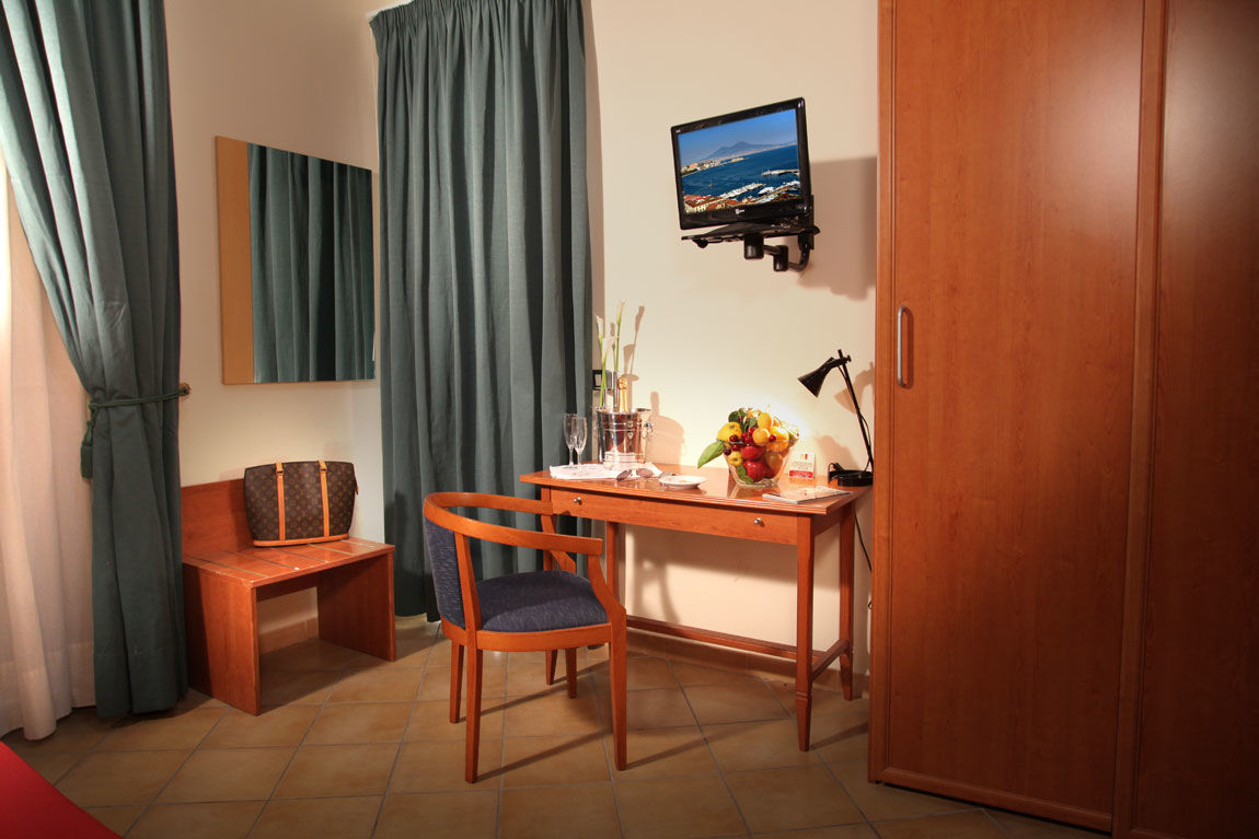 Caravaggio Hotel Napoli Bagian luar foto